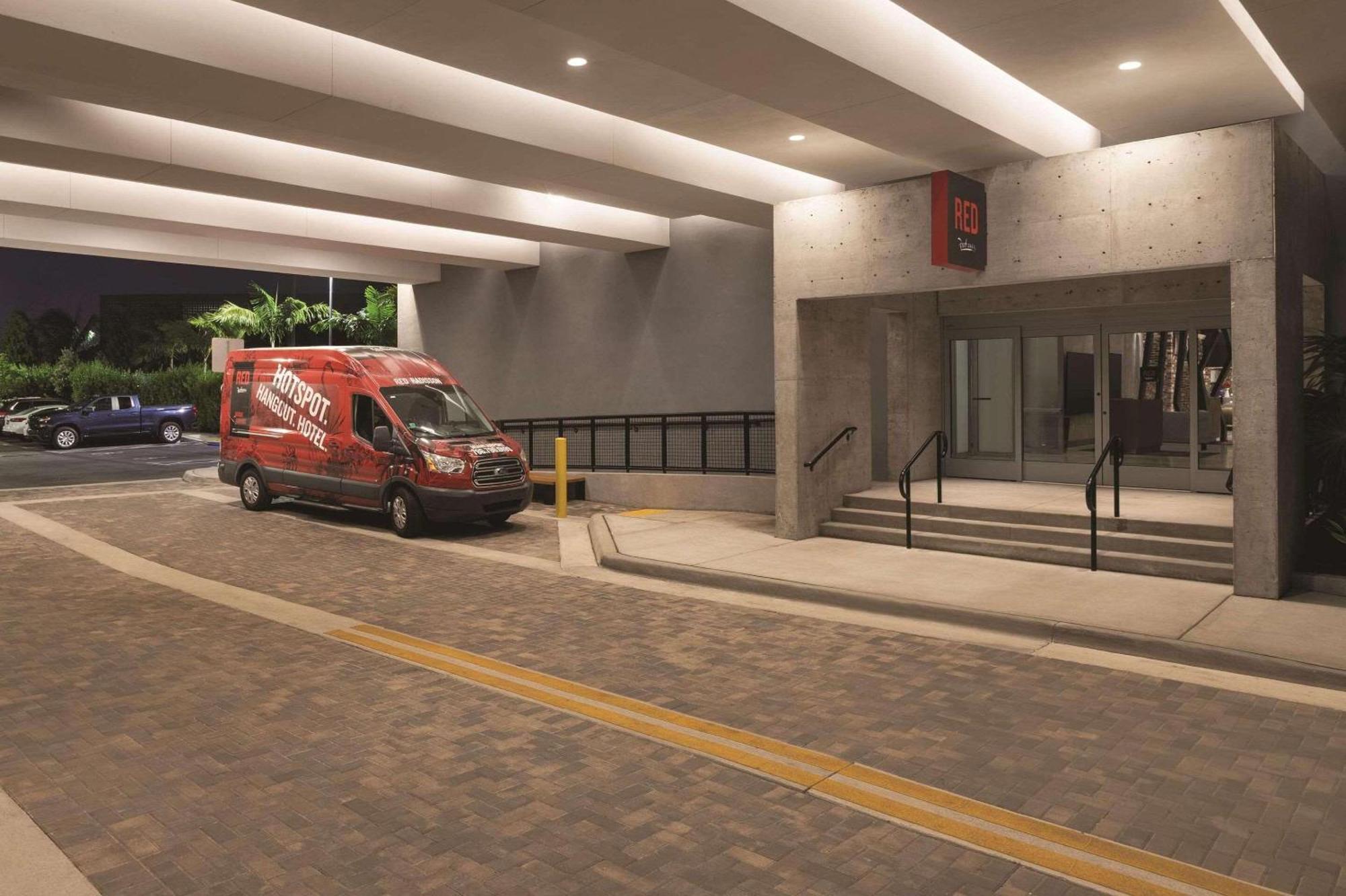 Radisson Red Miami Airport