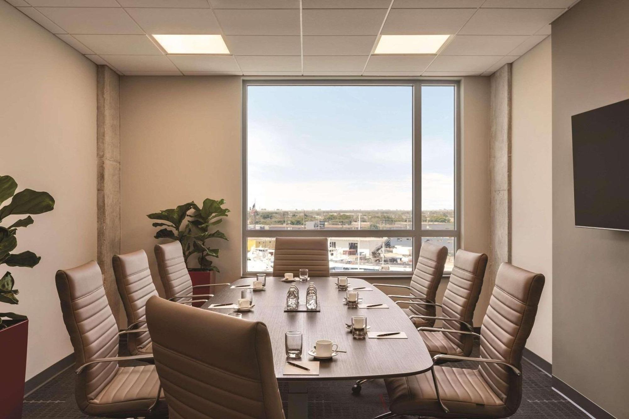 Radisson Red Miami Airport Hotel 3*