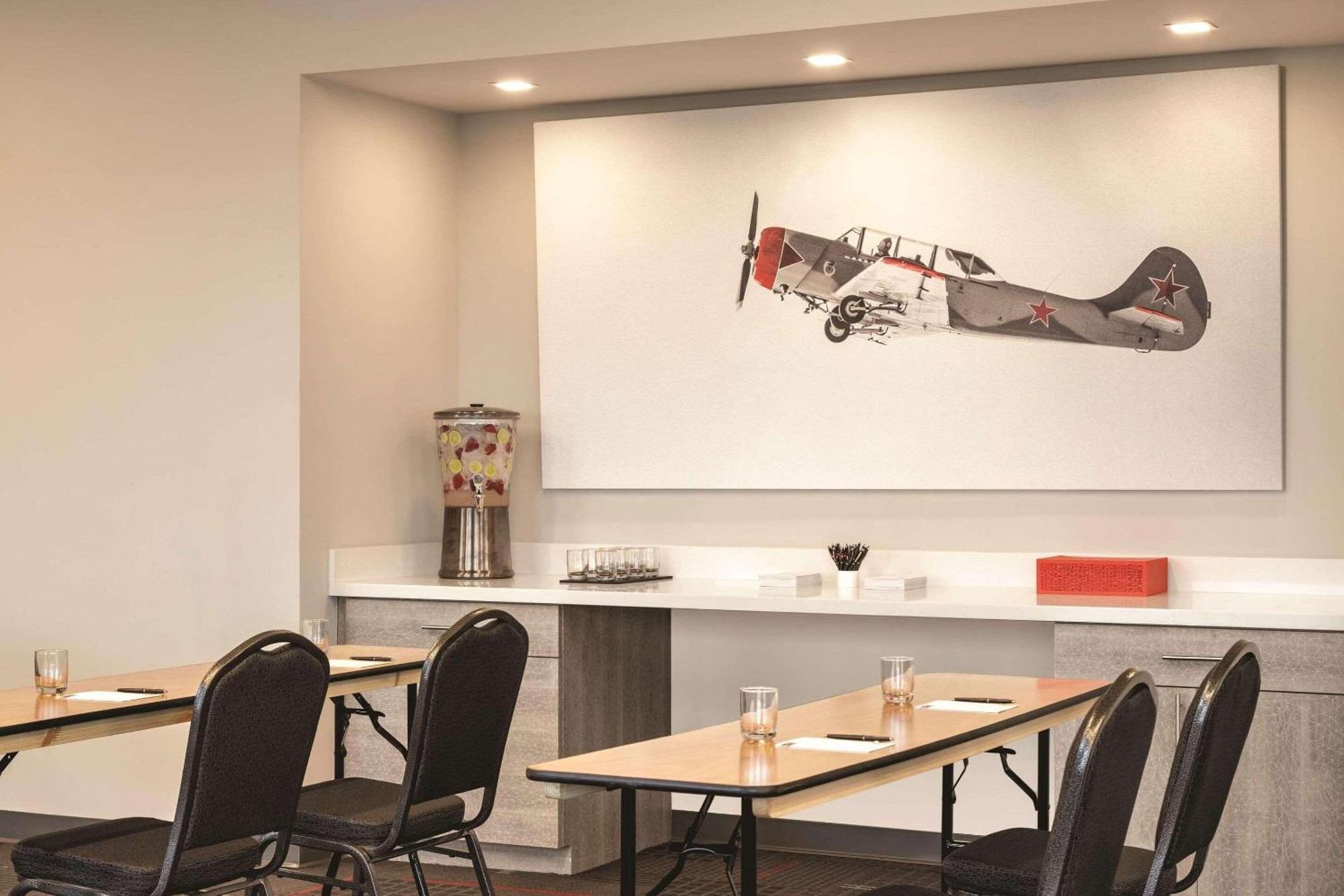 Hotel Radisson Red Miami Airport 3*