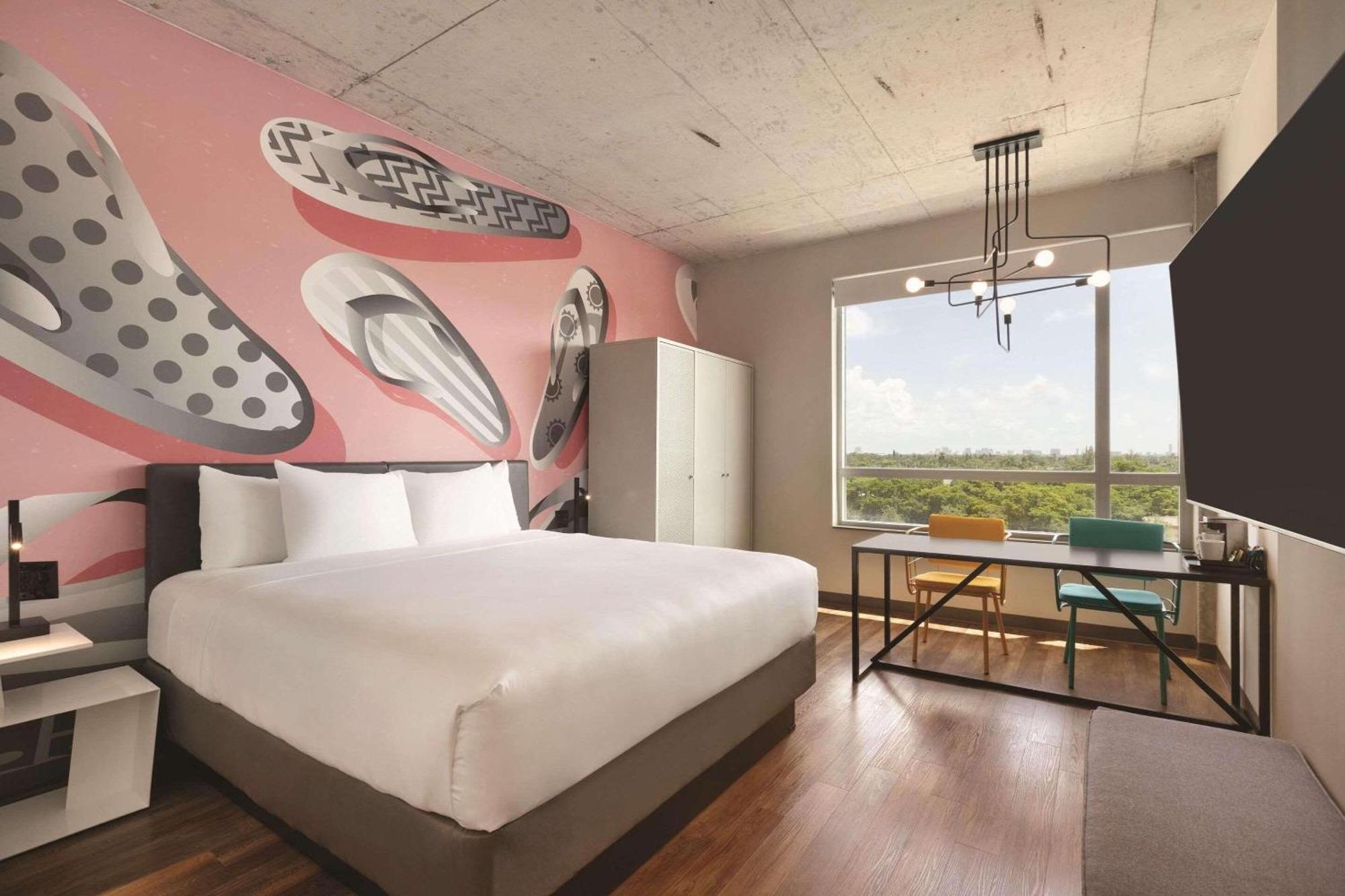 Radisson Red Miami Airport 3*